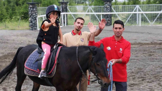 Ahıskalı çocuklar ilk kez at binmenin heyecanını yaşadı