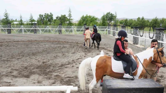 Ahıskalı çocuklar ilk kez at binmenin heyecanını yaşadı