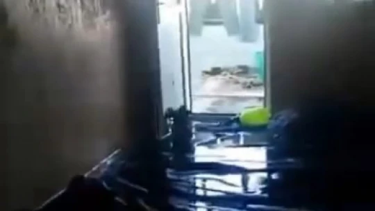 Aldatıldığını öğrenen kadın, evi ateşe verdi