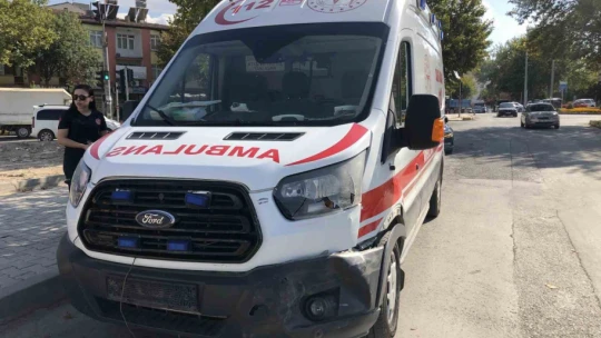 Ambulans ile hafif ticari araç çarpıştı: 2 yaralı