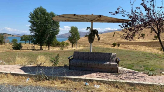 Anayolun kenarındaki kanepeli durağı görenler şaşırıyor