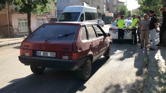 Aniden yola çıkan 3 çocuğa otomobil çarptı
