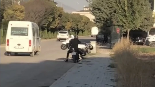 Arızalanan motosikleti, motosiklet ile taşımaya çalıştı