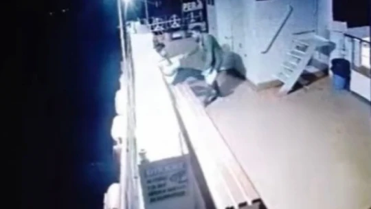 Arkadaşı ile tartıştıktan sonra feribottan kendini suya attı