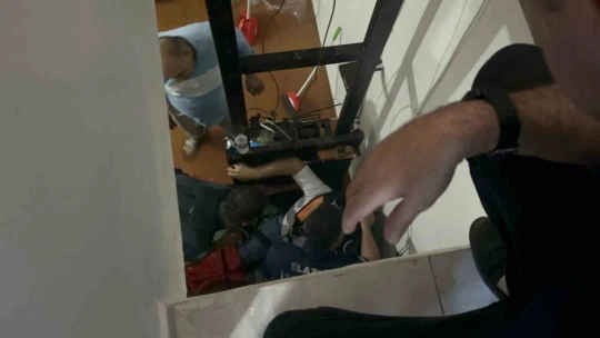 Asansör boşluğuna düşen şahsı itfaiye kurtardı