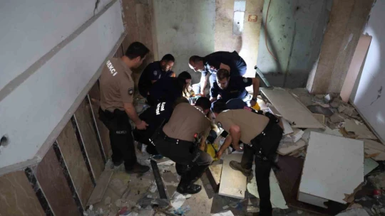 Asansör boşluğuna düşerek yaralanan şahsı itfaiye ekipleri kurtardı