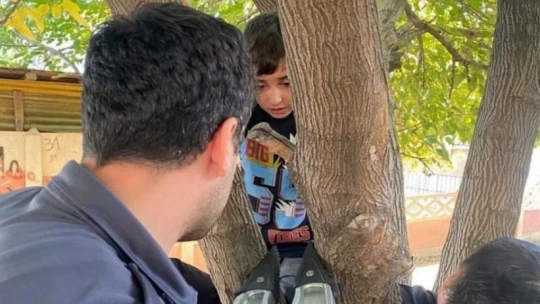 Ayağı ağaca sıkışan çocuğu, itfaiye kurtardı