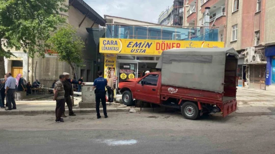 Aydınlatma direği faciayı önledi