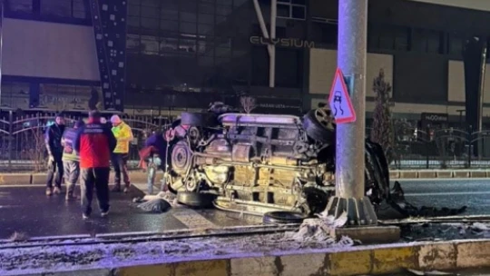 Aydınlatma direğine çarpan cip yan yattı: 6 yaralı