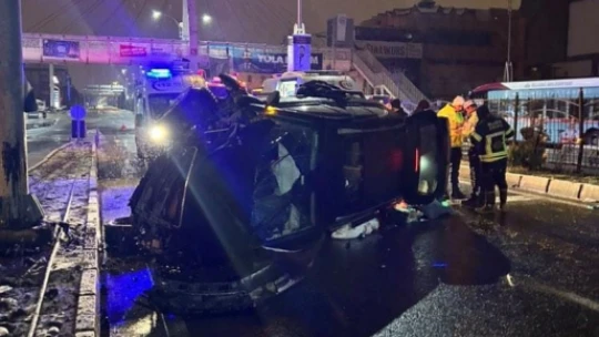 Aydınlatma direğine çarpan cip yan yattı: 6 yaralı