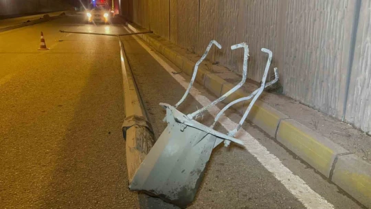 Aydınlatma direğine çarpan otomobil takla attı: 3 yaralı