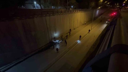 Aydınlatma direğine çarpan otomobil takla attı: 3 yaralı