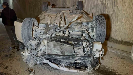 Aydınlatma direğine çarpan otomobil takla attı: 3 yaralı