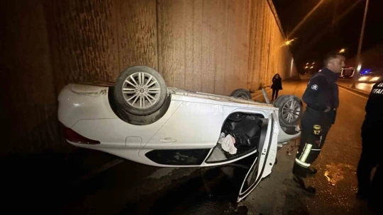 Aydınlatma direğine çarpan otomobil takla attı: 3 yaralı