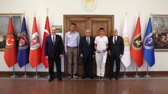 Bakan Güler, LGS ikincisi Elazığlı Muhammet'i kabul etti