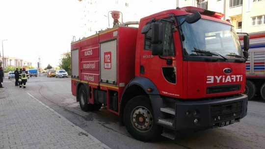 Balkonda çıkan yangın eve sıçramadan söndürüldü