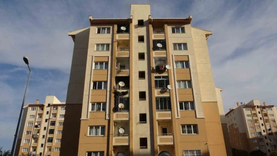 Balkonda çıkan yangın eve sıçramadan söndürüldü