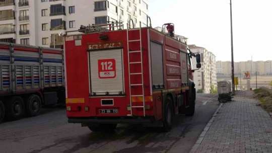 Balkonda çıkan yangın eve sıçramadan söndürüldü