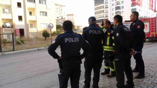 Balkonda çıkan yangın eve sıçramadan söndürüldü