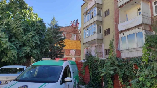 Balkonda mahsur kalan kediyi HAYDİ ve itfaiye ekipleri kurtardı