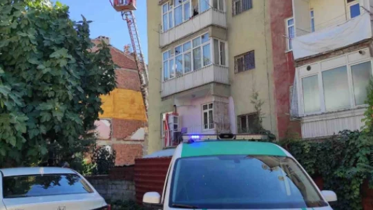 Balkonda mahsur kalan kediyi HAYDİ ve itfaiye ekipleri kurtardı