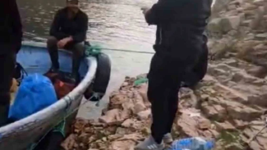 Baraj gölüne düşen telefonu için dalgıç tuttu