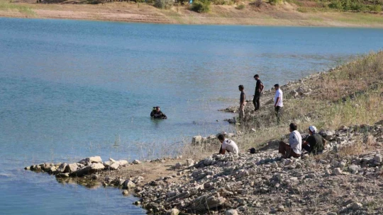 Baraj gölüne giren genç kayboldu, arama çalışmaları sürüyor