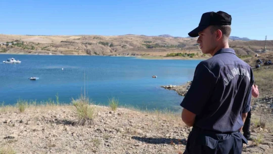 Baraj gölüne giren genç kayboldu, arama çalışmaları sürüyor