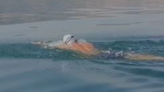 Barajda 3 kilometre yüzerek ilçeye ulaştı