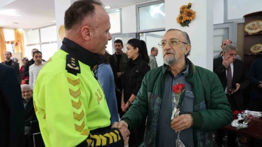 Bayramda huzurevi sakinleri unutulmadı