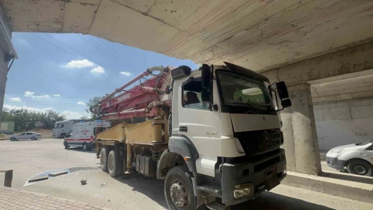 Beton pompa aracı alt geçitten geçmeye çalıştı: 2 yaralı