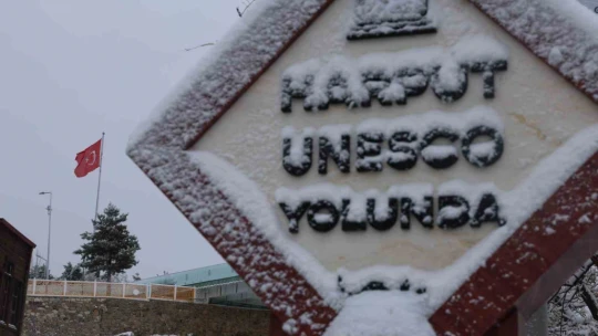 Beyaz gelinliğini giyen Harput'ta kartpostallık görüntüler oluştu