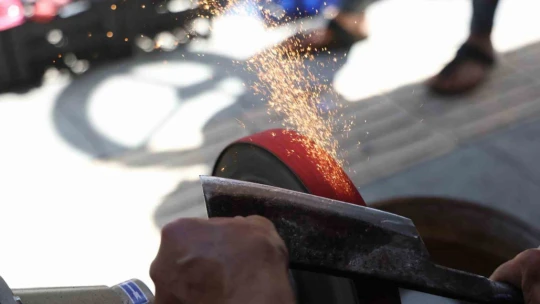 Bıçak bileyicilerin Kurban Bayramı mesaisi sürüyor