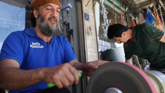 Bıçak bileyicilerin Kurban Bayramı mesaisi sürüyor