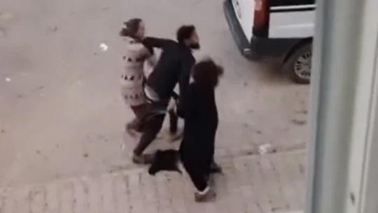 Bir köşede kadınlar diğer köşede erkekler kavga etti