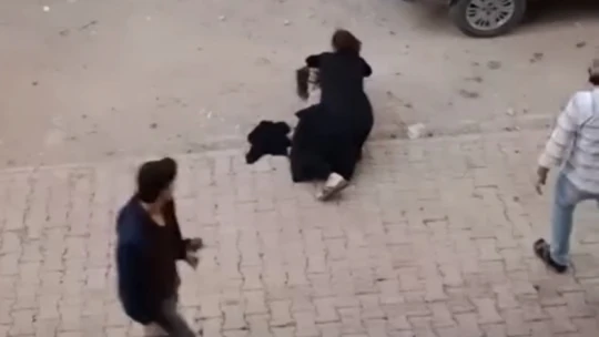 Bir köşede kadınlar diğer köşede erkekler kavga etti