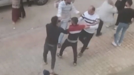Bir köşede kadınlar diğer köşede erkekler kavga etti