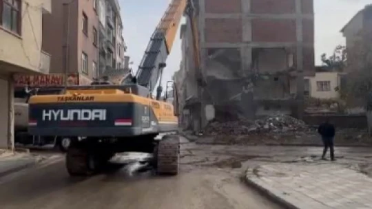 Biri korna ile yıkıldı, diğeri tek dokunuşta yerle bir oldu