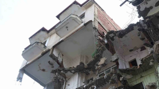 Böyle sağlam ağır hasarlı bina görülmedi: Üçüncü gününde zor yıkabildiler