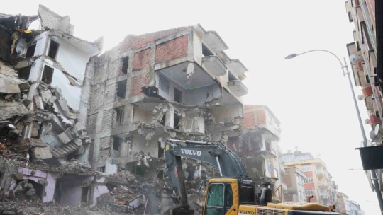 Böyle sağlam ağır hasarlı bina görülmedi: Üçüncü gününde zor yıkabildiler