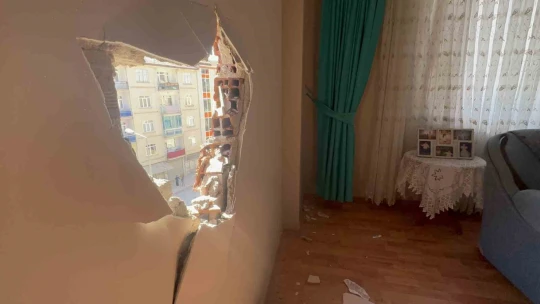 Böyle yıkım görülmedi: Hasarlı binayı yıkarken sağlam binaların duvarları yıkıldı