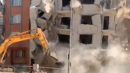 Böyle yıkım görülmedi: Hasarlı binayı yıkarken sağlam binaların duvarları yıkıldı