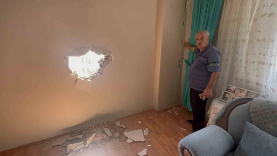 Böyle yıkım görülmedi: Hasarlı binayı yıkarken sağlam binaların duvarları yıkıldı