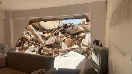 Böyle yıkım görülmedi: Hasarlı binayı yıkarken sağlam binaların duvarları yıkıldı