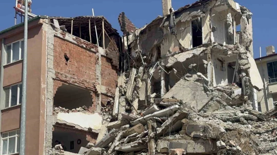 Böyle yıkım görülmedi: Hasarlı binayı yıkarken sağlam binaların duvarları yıkıldı