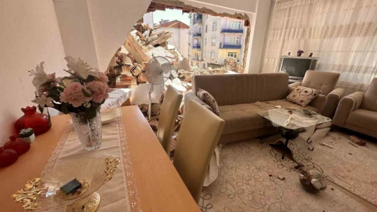 Böyle yıkım görülmedi: Hasarlı binayı yıkarken sağlam binaların duvarları yıkıldı