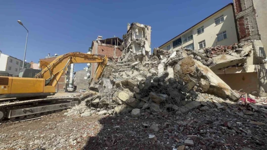 Böyle yıkım görülmedi: Hasarlı binayı yıkarken sağlam binaların duvarları yıkıldı