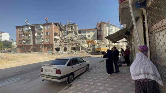 Böyle yıkım görülmedi: Hasarlı binayı yıkarken sağlam binaların duvarları yıkıldı