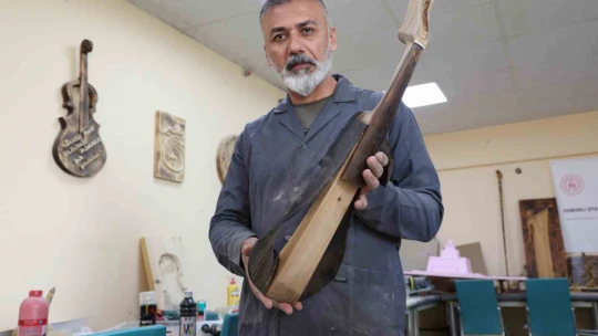 Bu atölyede kütükler sanata dönüşüyor