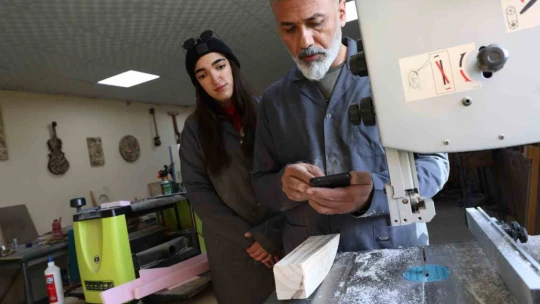 Bu atölyede kütükler sanata dönüşüyor